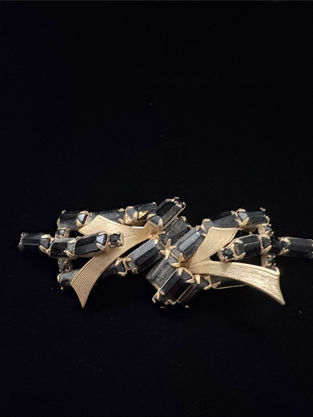 Vintage style Gold-Tone Ribbon Black Stone Brooch - Classic Women’s Jewelry